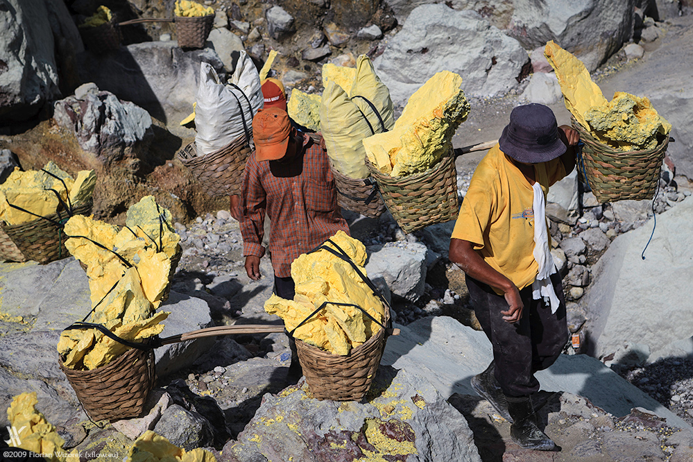 Ficheiro:Beekeeping at Kawah Ijen, Indonesia.jpg – Wikipédia, a